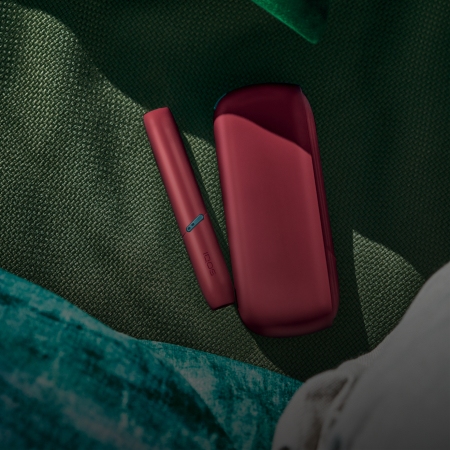 أنبوب تسخين وشاحن جيب جهاز التبغ المُسخَّن IQOS Originals Duo باللون الأحمر.